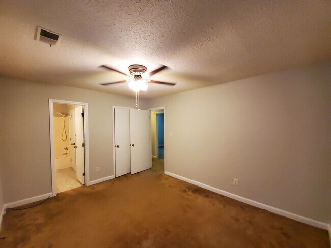 Building Photo - 3 Bedroom Home off WT Harris - in convenie...