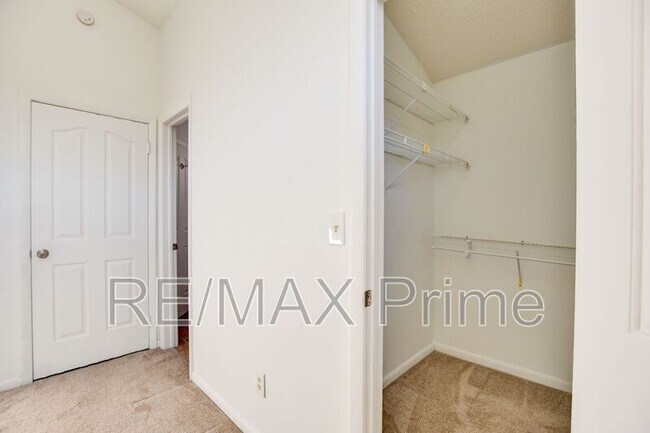 Building Photo - 525 E Lake Cir