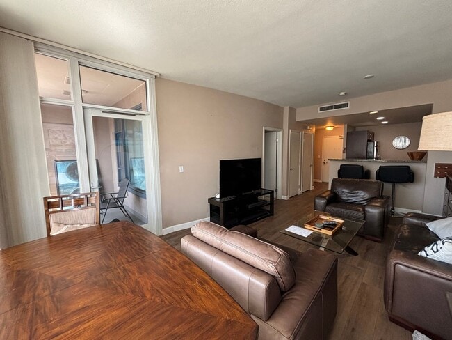 Building Photo - Modern Downtown Condo with Balcony, Pool, and Reserved Parking