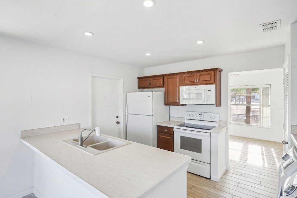 Building Photo - 4 Parkwood Villas Ct