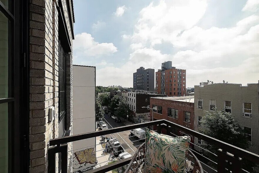 Building Photo - 73 Starr St