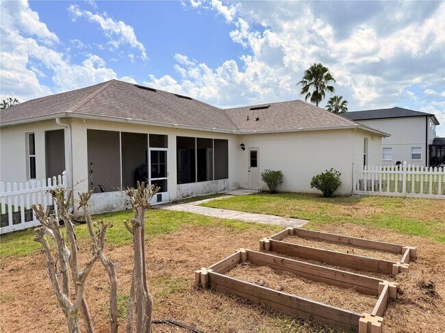 Building Photo - 3010 Victoria Dr