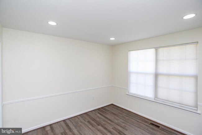 Building Photo - 1739 McNelis Dr