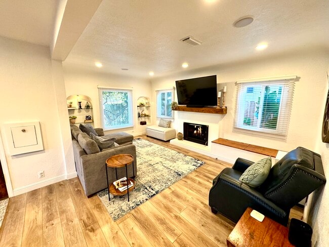 Building Photo - 1824 Mendota St