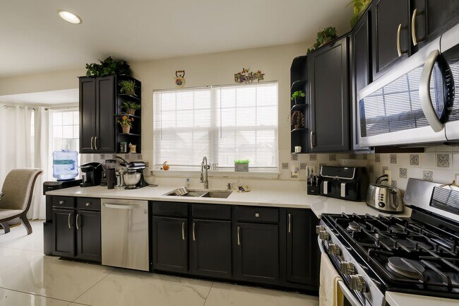 Building Photo - Luxurious Single Family Home in Emerald Farm