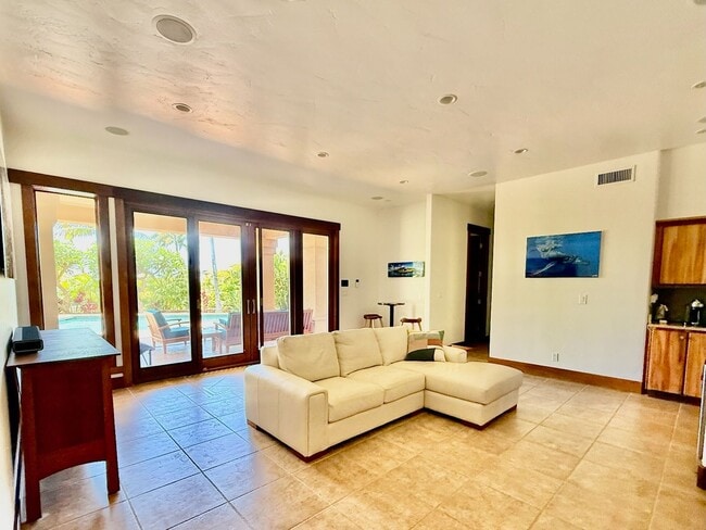 Building Photo - 250 Akia Pl