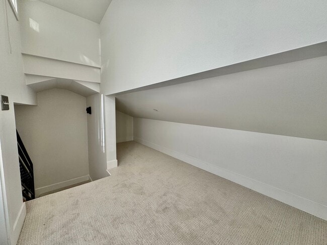 Building Photo - Stunning Fremont Townhome - Incredible Loc...