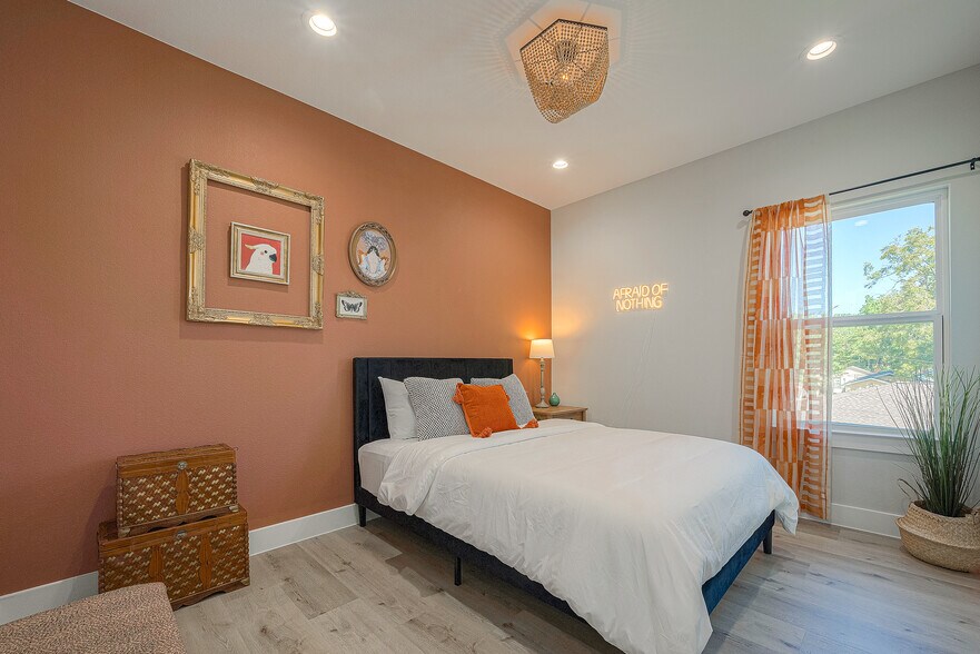Queen bed (2nd bedroom) - 2105 Sam Wilson St