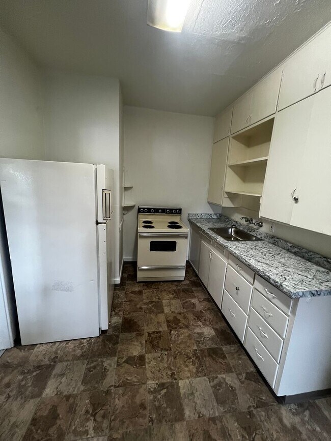 Building Photo - Spacious 4-Bedroom Home in an Excellent Location Near Parks, Shopping & the Fairgrounds