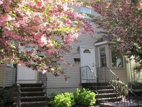 Building Photo - 299 River St