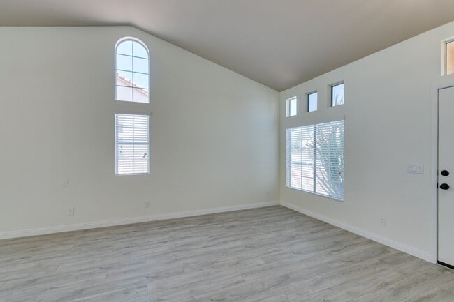 Building Photo - Fully upgraded 3 bedroom house on large lo...