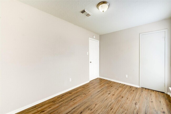 Building Photo - 5255 Beaverbrook Dr