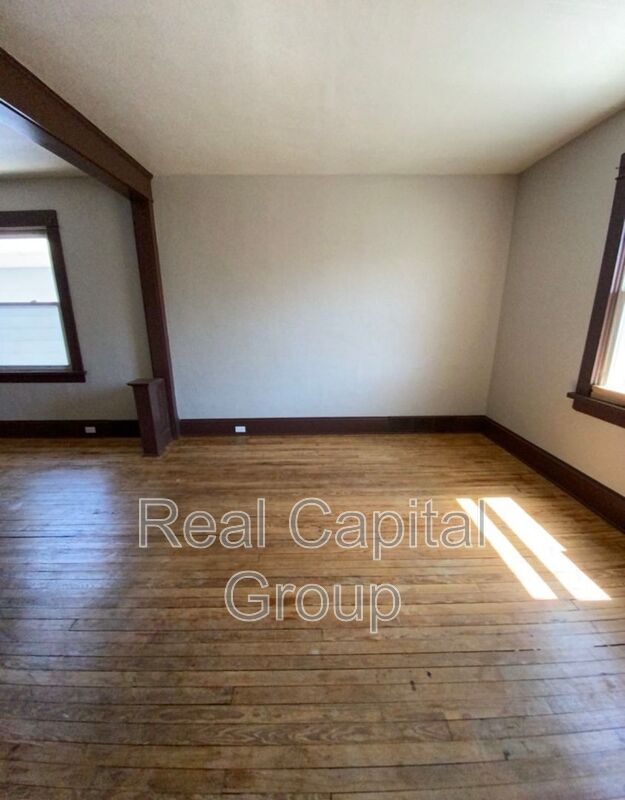 Building Photo - 102 Macamley St