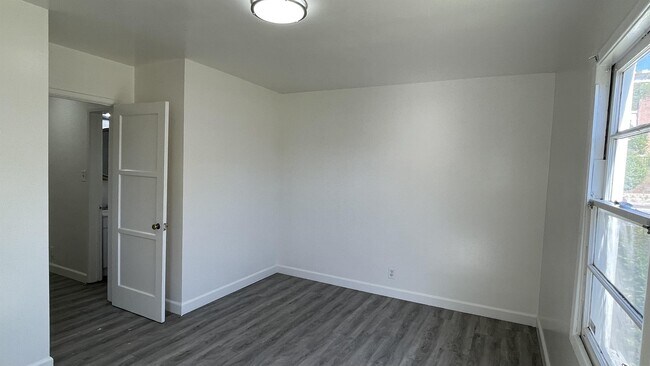 Building Photo - 2425 Silver Lake Blvd