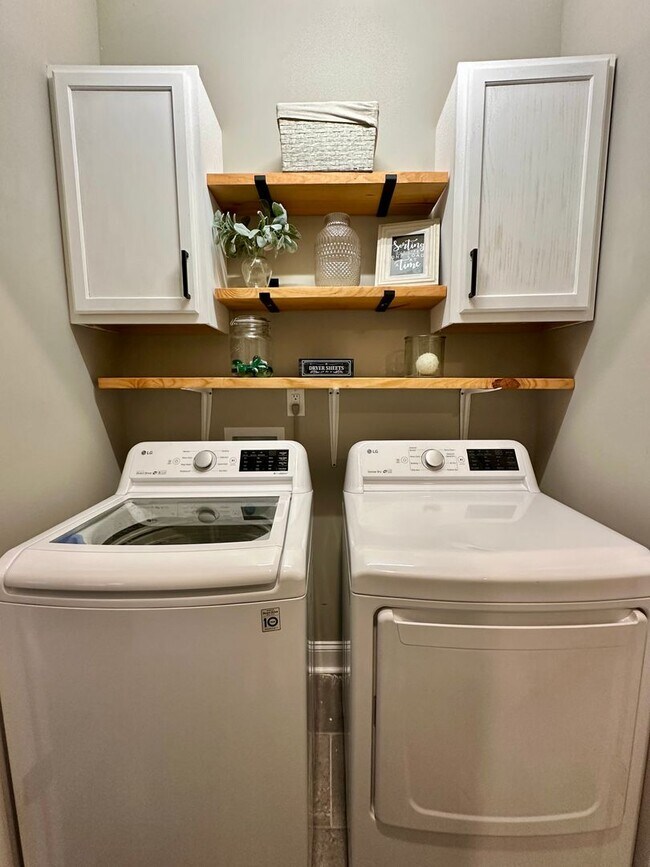Building Photo - Pet Friendly Three Bedroom with Bonus!