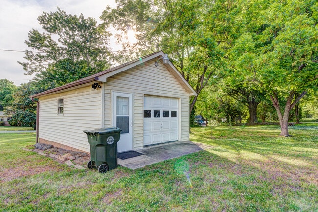 Building Photo - 1409 Delview Rd