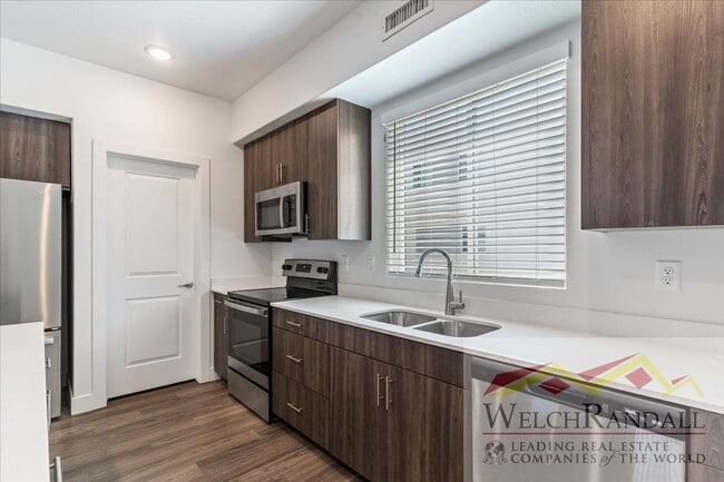 Building Photo - Beautiful 3 Bed 2.5 Bath Townhome in West ...