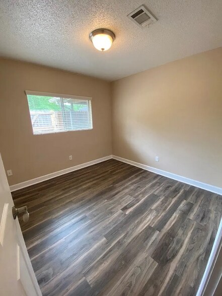 Building Photo - 652 Carrier Dr