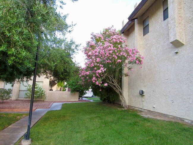 Building Photo - Charming 2 story townhome waiting for you.