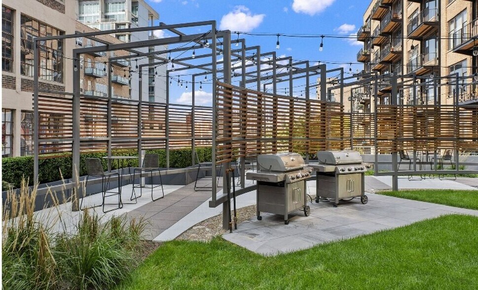 Building Photo - 601 W Jackson Blvd