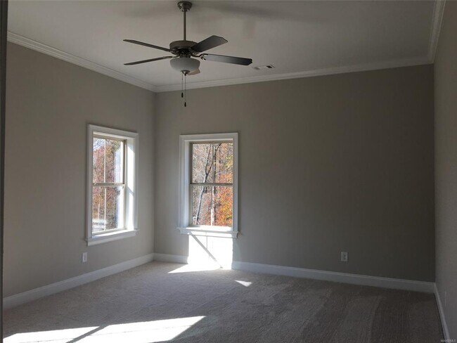 Building Photo - 353 Sydney Dr S