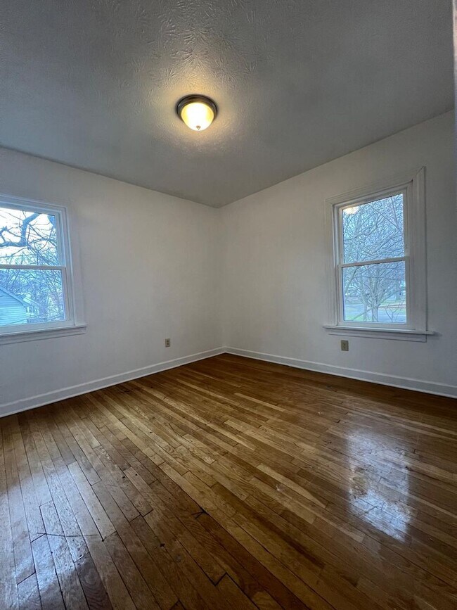 Building Photo - 14221 Glenside Rd