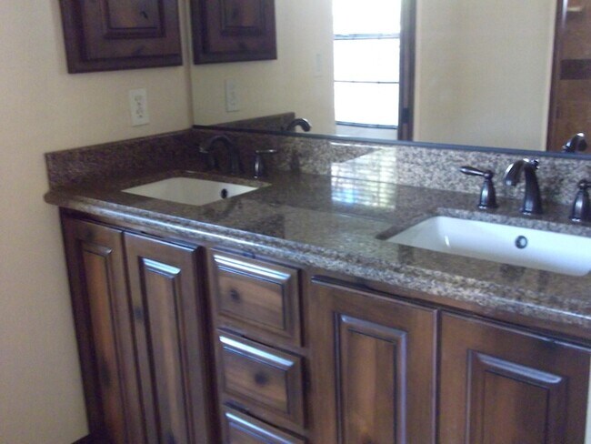 Building Photo - 6284 Wildwood Ct