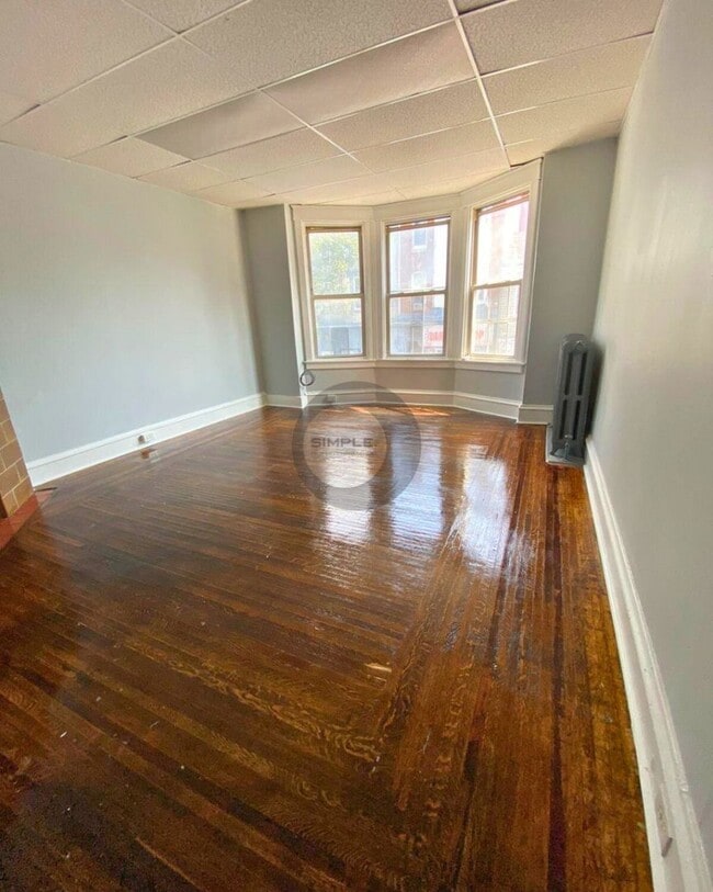 Building Photo - Three Bedroom two-bathroom house with off-...