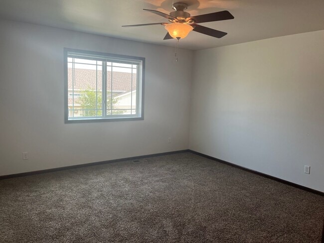 Building Photo - 3 Bed 3 Bath Twin Home