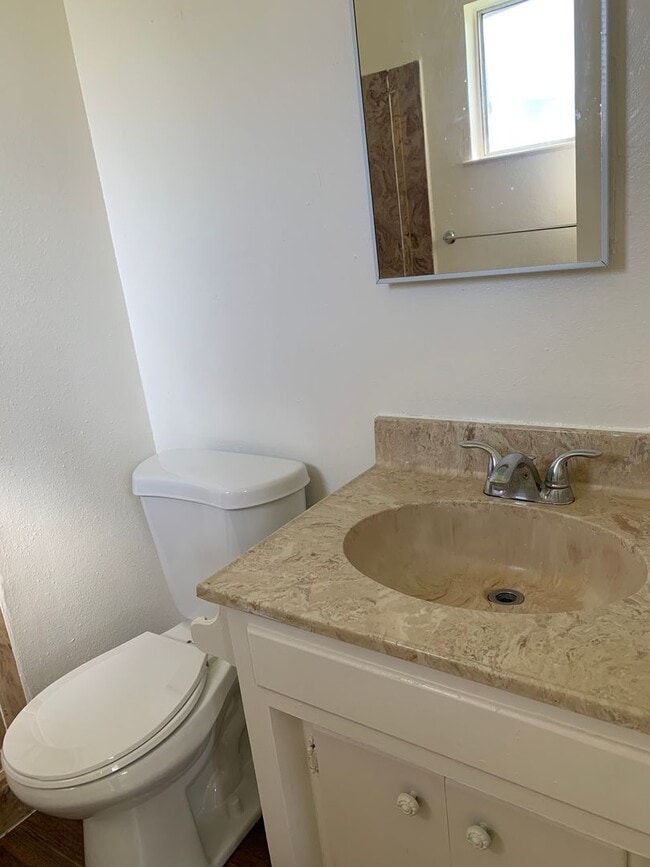 Building Photo - 3 bed 2 bath