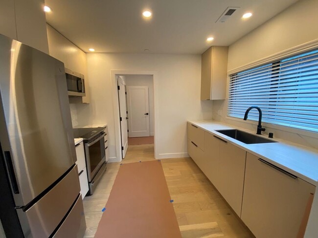 Building Photo - Cute, central, fully remodeled 2 bedroom home