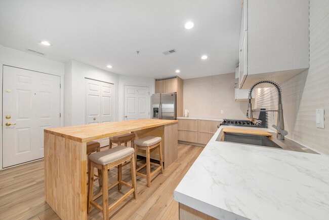 Building Photo - 1528 Oakfield Dr