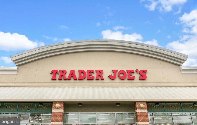 Building Photo - 3395 Lakeside View Dr