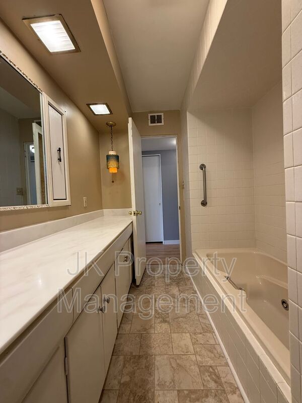 Building Photo - 1726 Alder Dr