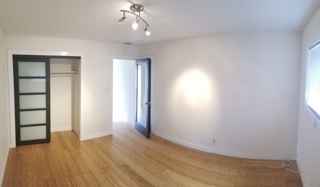 Building Photo - Stylishly Updated 2-Bedroom in Oakland