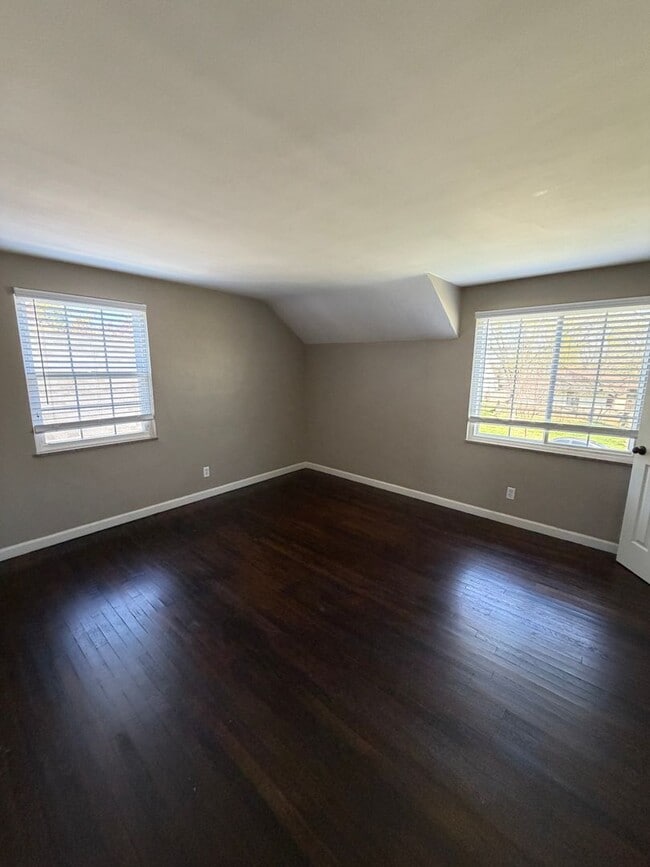 Building Photo - 713 S Broadleigh Rd