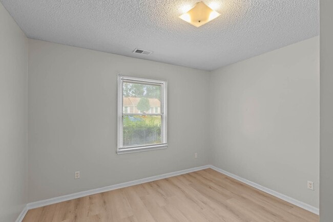 Building Photo - Newly renovated 2 bedroom 1 bathroom duplex