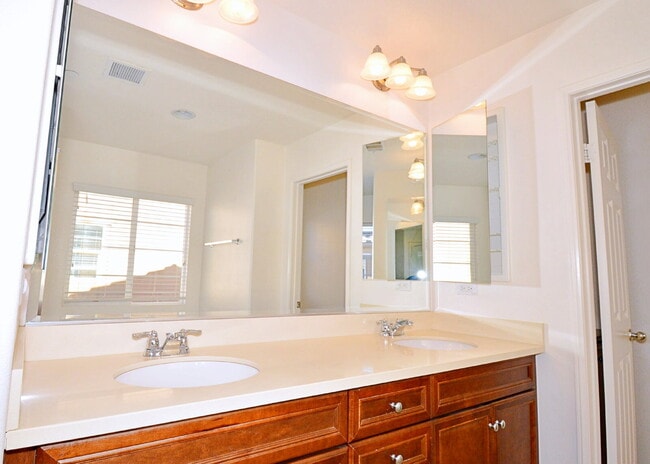 Building Photo - ** MOVE IN BONUS of $500.00 ** (If an agreement is signed by March 31st 2026) "Charming 3 Bed, 2....