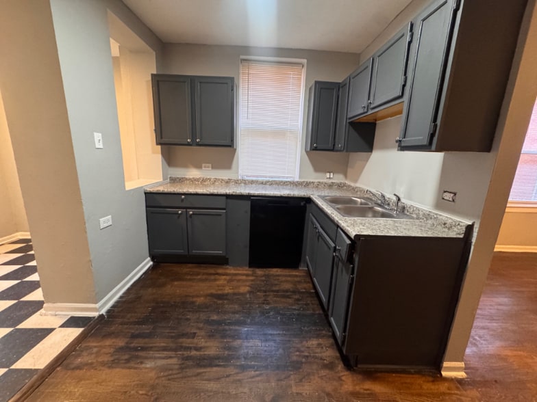 Building Photo - 5901-5911 W Huron St