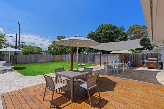 Building Photo - 918 SE 3rd Ave