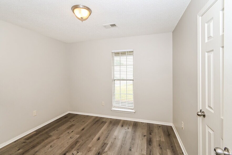 Building Photo - 6314 Oak Run Dr E