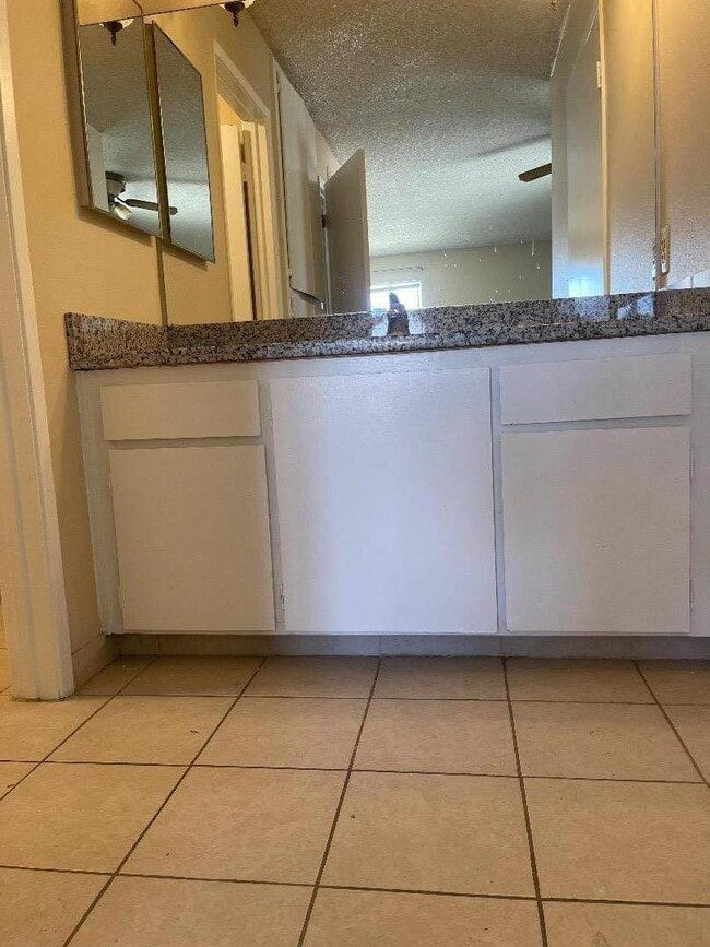 Building Photo - 8063 Park Villa Cir