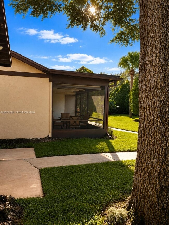Building Photo - 4633 Vilabella Dr