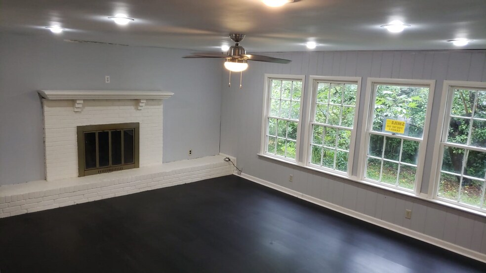 Den - 360 N White Station Rd