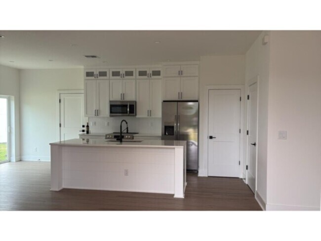 Building Photo - Great 3 bed 2.5 bath Duplex with Den and FENCED patio