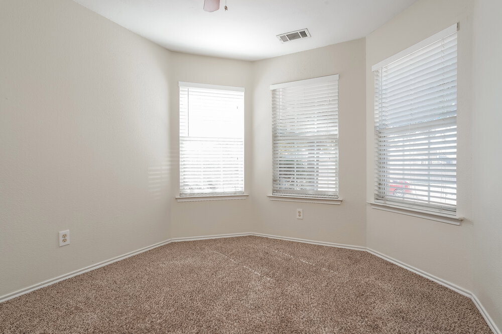 Building Photo - 913 Honey Locust Ln