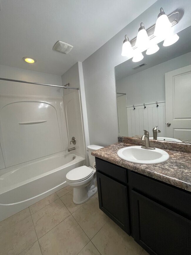 Building Photo - Beautiful 5 Bedroom Home in Daybreak