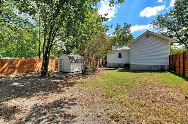 Building Photo - 1102 Hackberry St