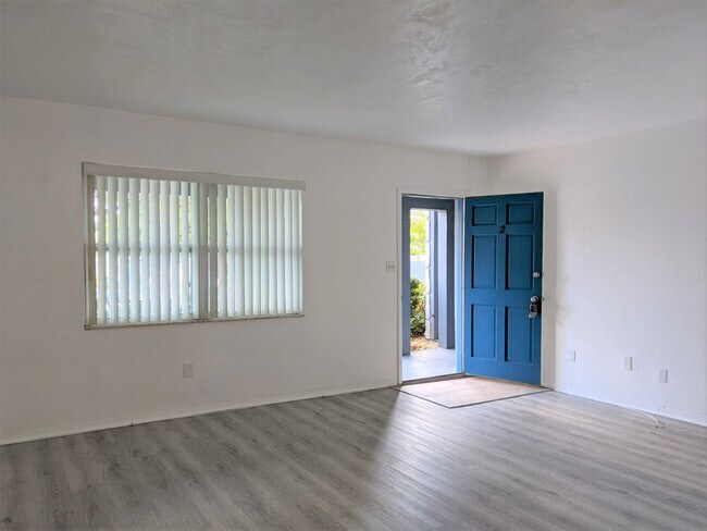 Building Photo - Renovated, spacious and good storage in Tyrone area apartment