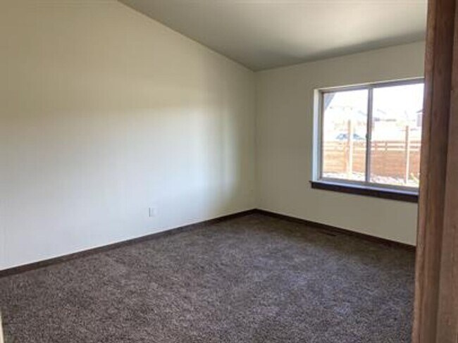 Building Photo - Spacious and Nicely Finished Townhome in Bozeman